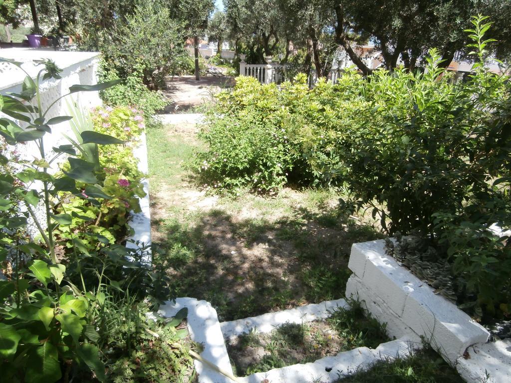 Billy'S Amoudi Apartments Bagian luar foto