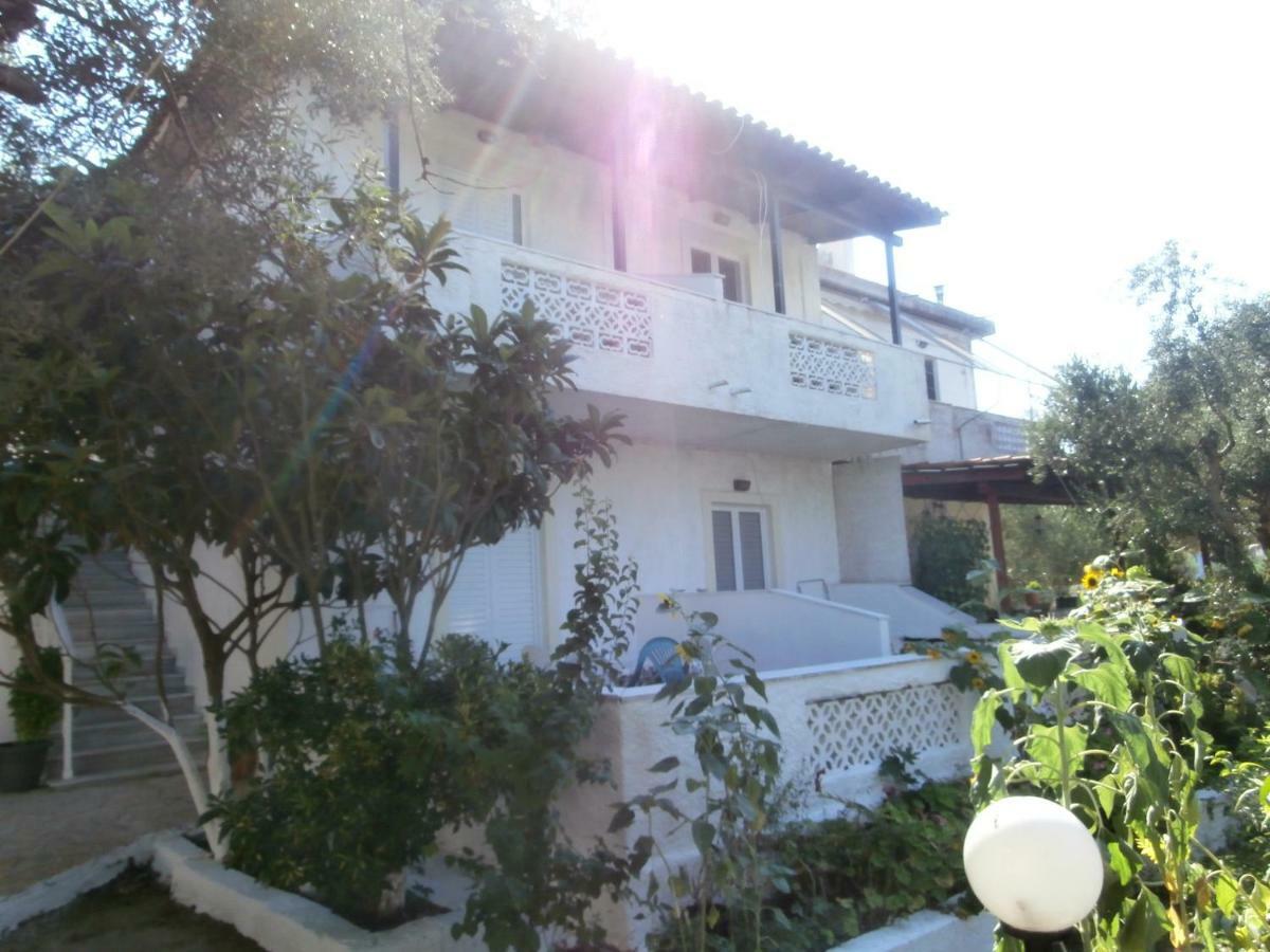 Billy'S Amoudi Apartments Bagian luar foto